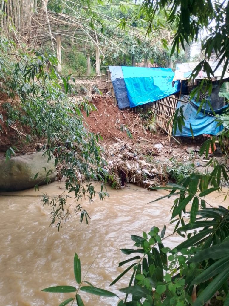 Terjadi Longsor Dibantaran Kali Citarum, Kp.Beubeudahan RT.02 RW.01 Desa.Linggarsari – Plered – Purwakarta.