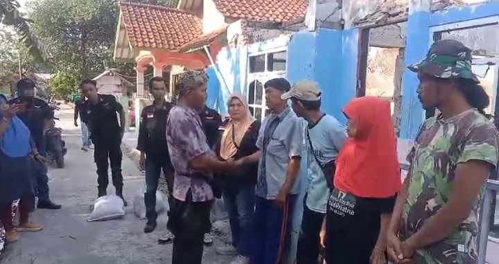 Laskar Komando DPC Majalengka “Bakti Sosial” Berikan Bantuan Kepada Korban Kebakaran, Sekaligus  Santuni  Anak Anak Yatim dan Kaum Dhuafa. Sabtu,14/09/2024.